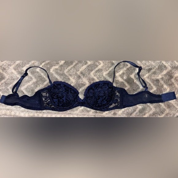 Victoria’s secret gold label vintage lace bra 32b